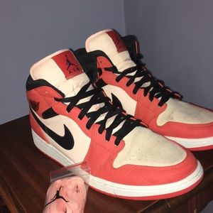 Nike Men's Air Jordan Retro 1 Mid